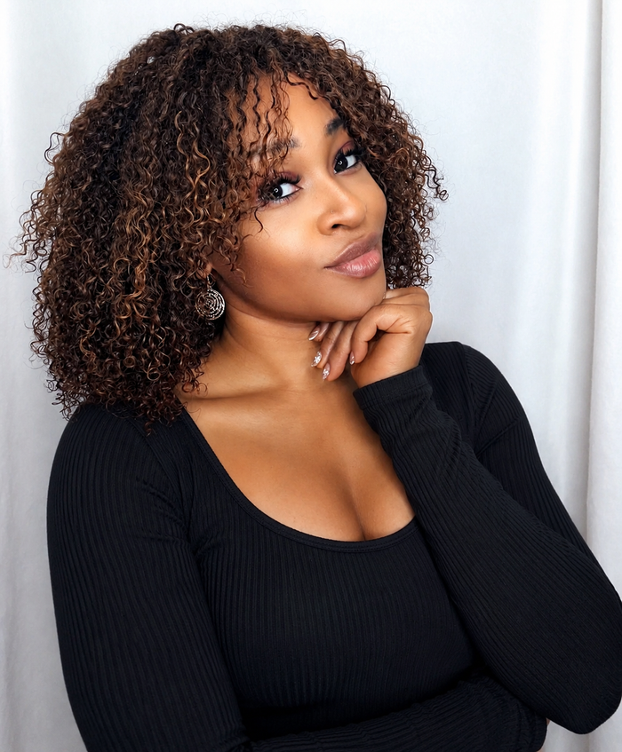 Peluca rizada afro de pelo humano brazileño con flequillo color negro con mechas cobrizo